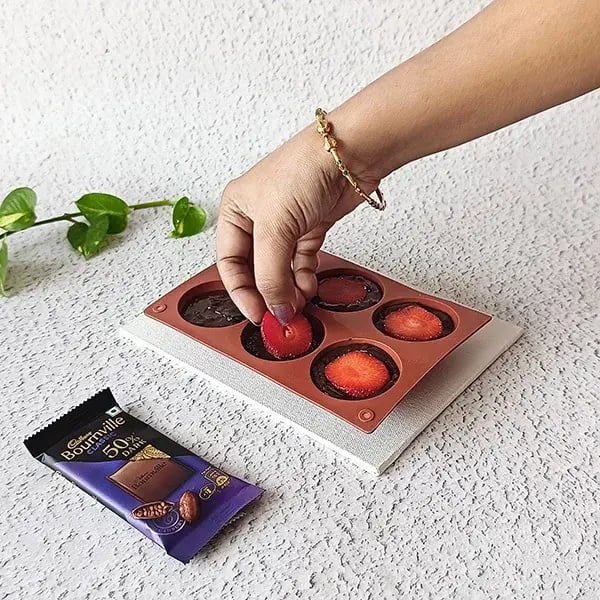Strawberry Chocolate Bites - Set the bites in fridge