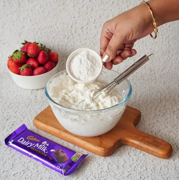 Strawberry Icebox Cake with Almonds and Dairy Milk - Add powdered sugar