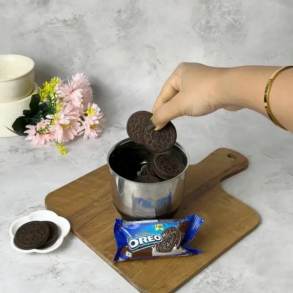 Super Easy Oreo Brownie Cake - Grinding Oreos In Blender