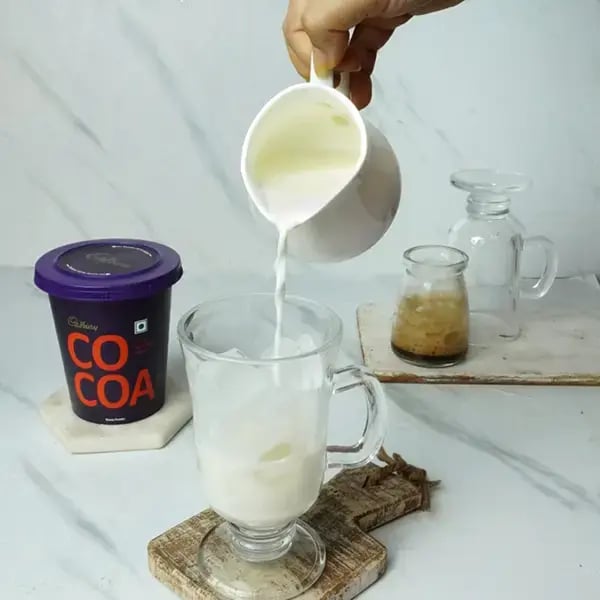 Tiramisu Cold Cocoa Drink - Pour milk