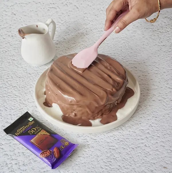 Vanilla ice cream Cake with Bournville Layers - Use a spatula to spread it evenly