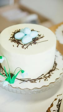 How To Make An Easter Egg Cheesecake With Crunchy Cashew Layers