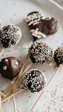 How To Make Homemade Chocolate Lollipops In 4 Simple Steps