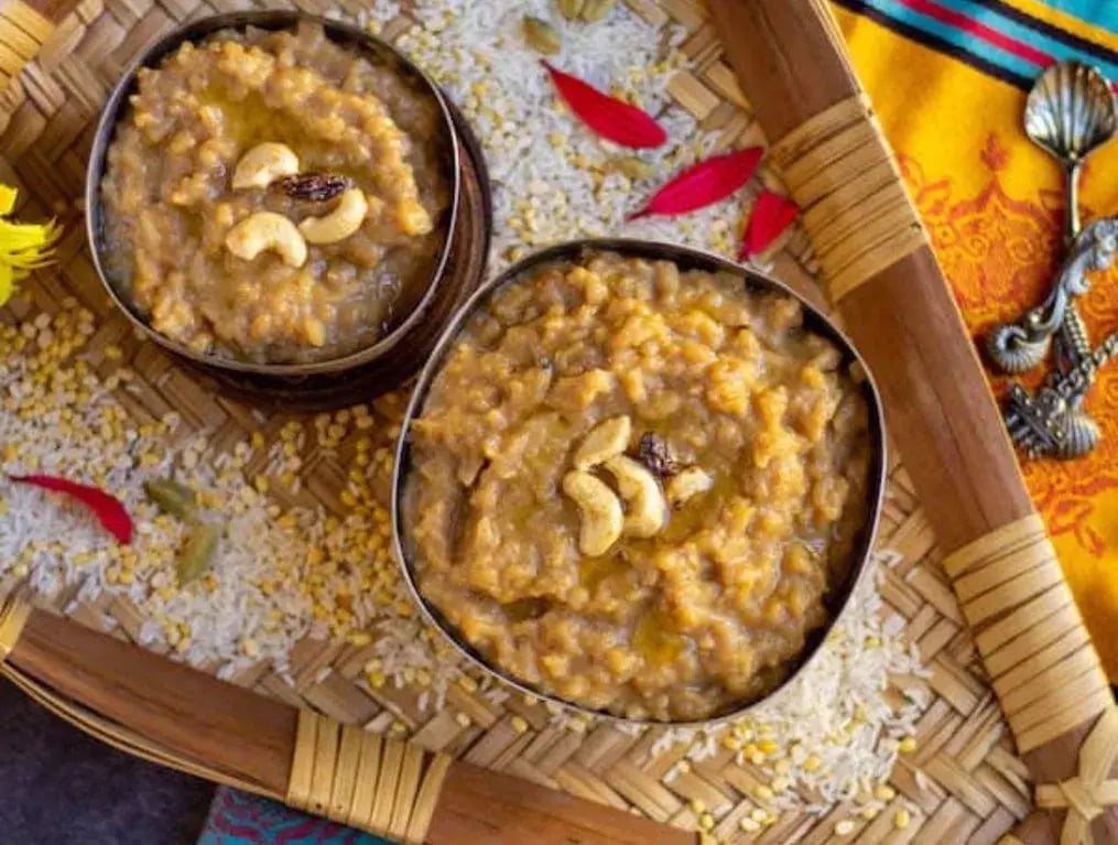 Garnish with Fried Cashews and Raisins