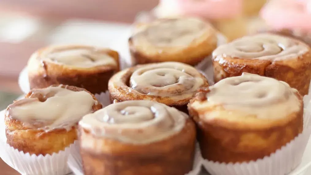 Cinnamon roll cupcake