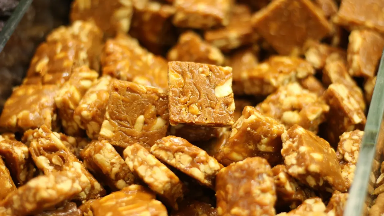 Chocolate and Peanut Brittle: The Perfect Sweet–Crunchy Dessert