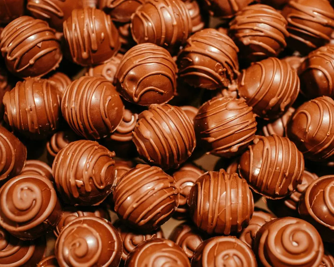 Chocolate Bomb Dessert with Hazelnuts: How to Make It Pop