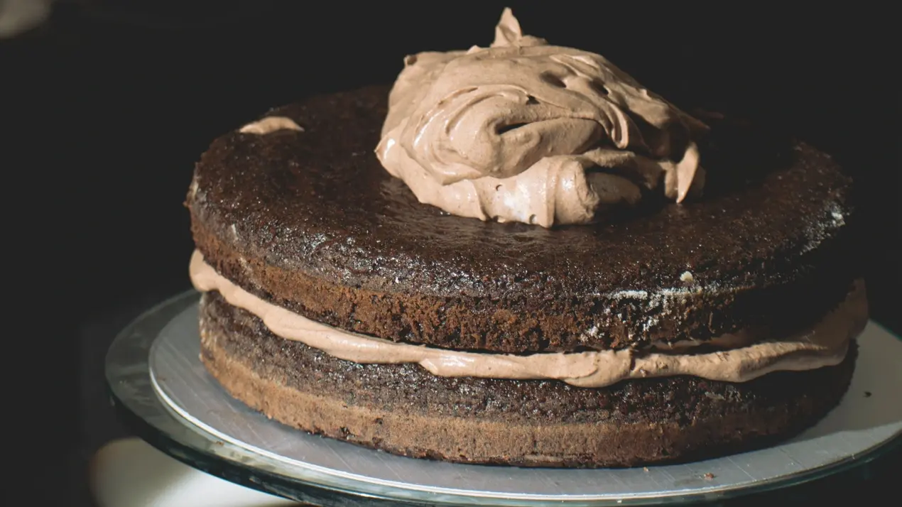 Chocolate Cake Icing Guide: Buttercream, Ganache, Fudge Frosting, Ingredients, And Decorating Tips