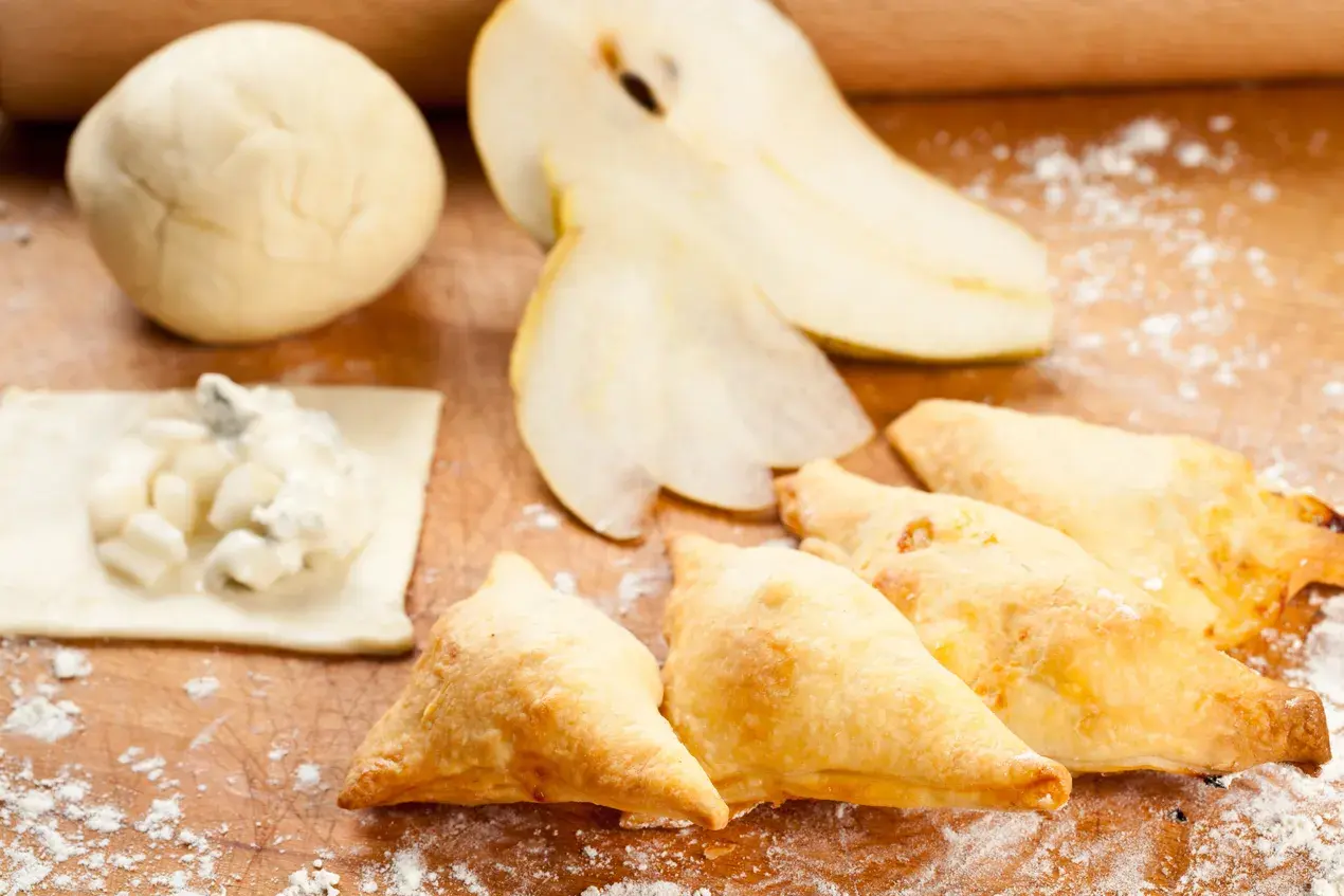 How to Achieve Flaky Layers in Pear Puff Pastry with Choclairs Glaze