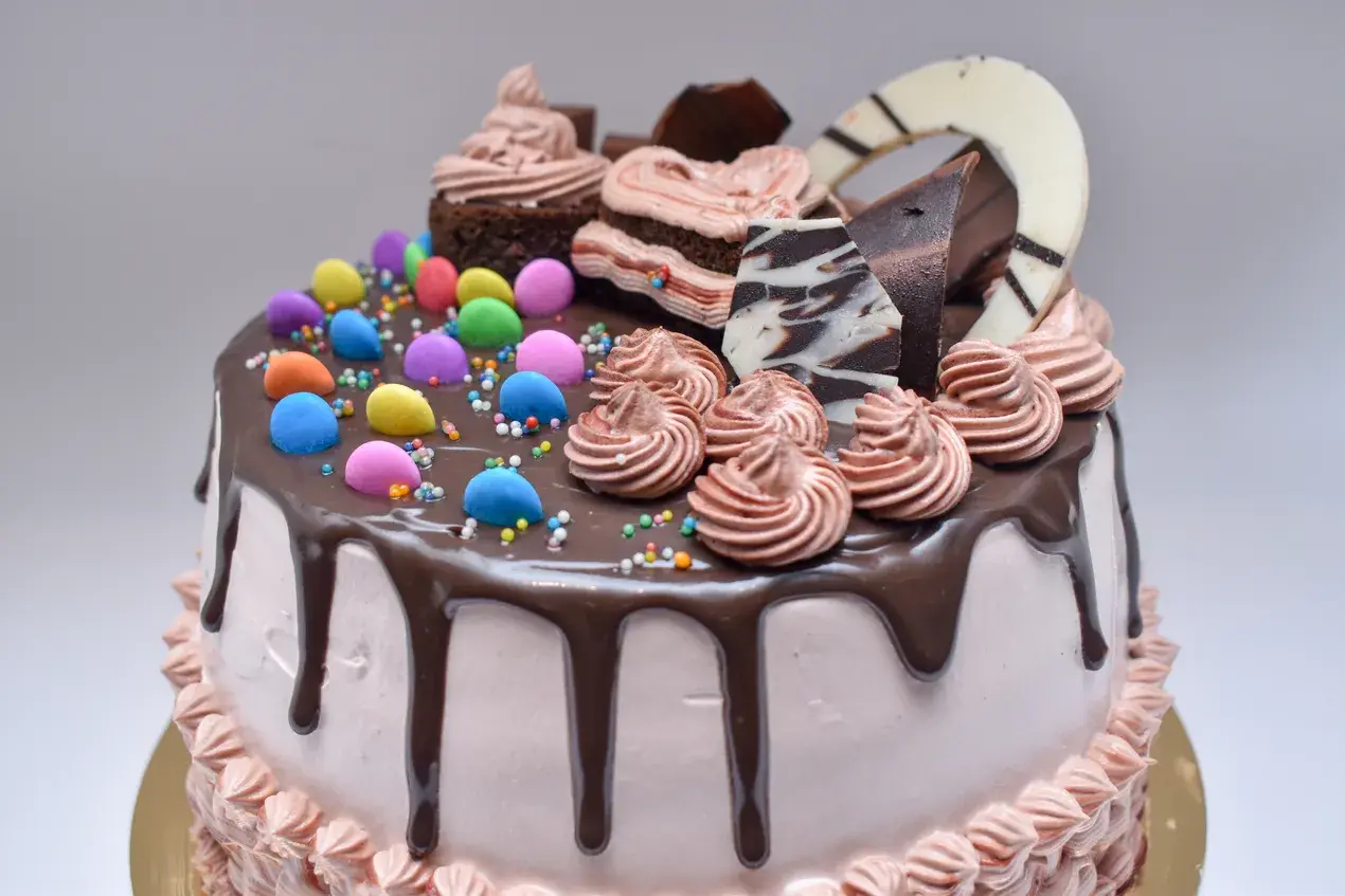 How to Decorate Cakes with Gems for Maximum Visual Impact