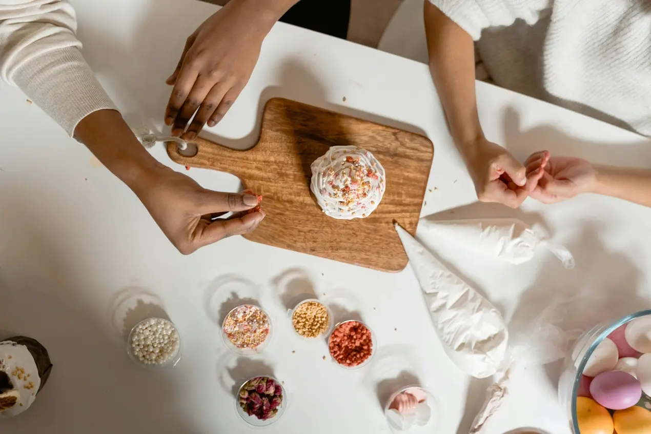 Silk-Infused Icing Board: A Decorated Dessert Platter Everyone Can Build