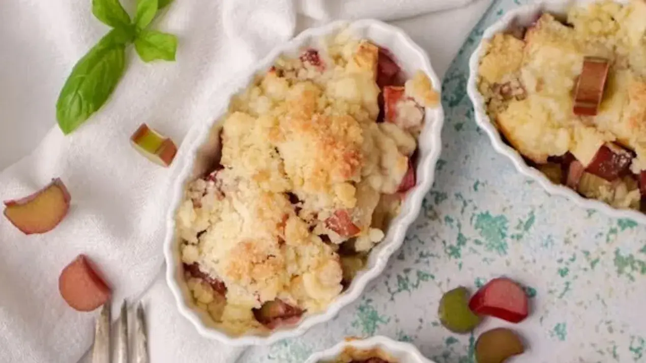 Wholesome Homemade Crumbles with Seasonal Fruits and Oat Toppings