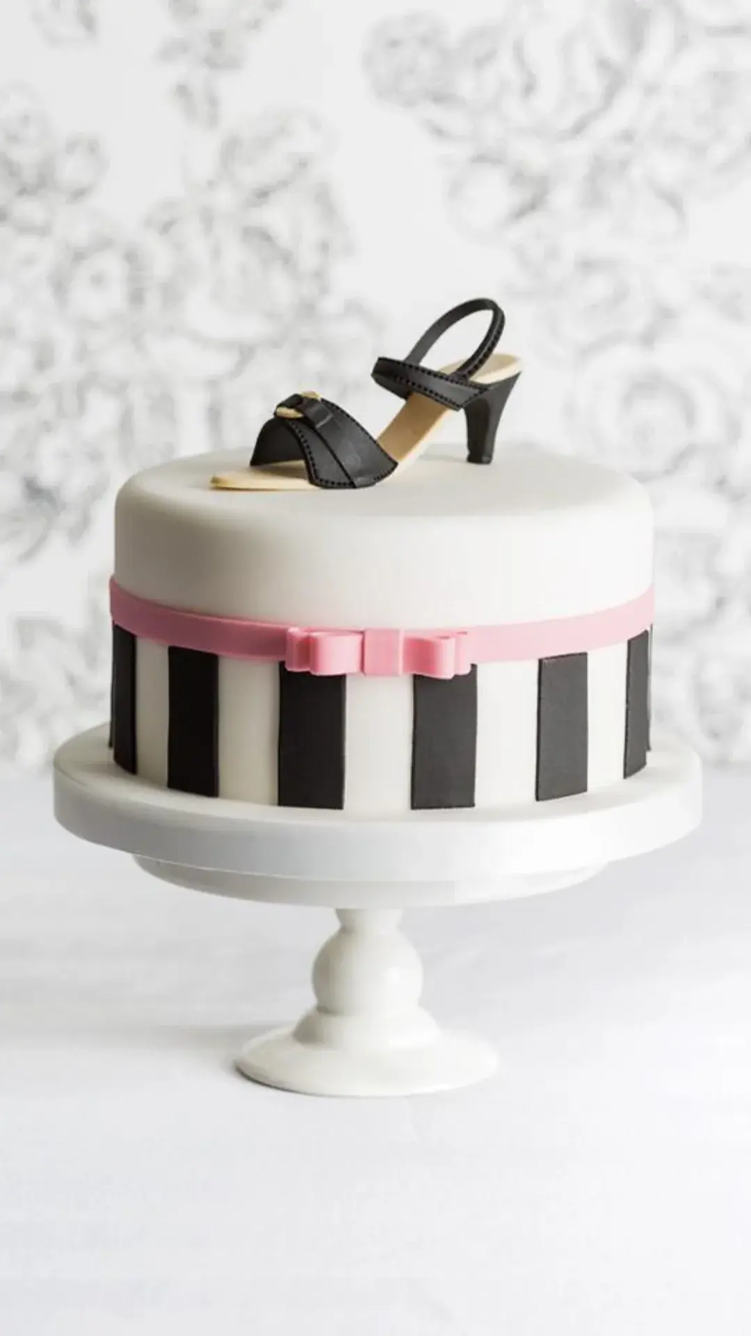 Dress Up-Themed Kid's Birthday Cake Decorating Ideas